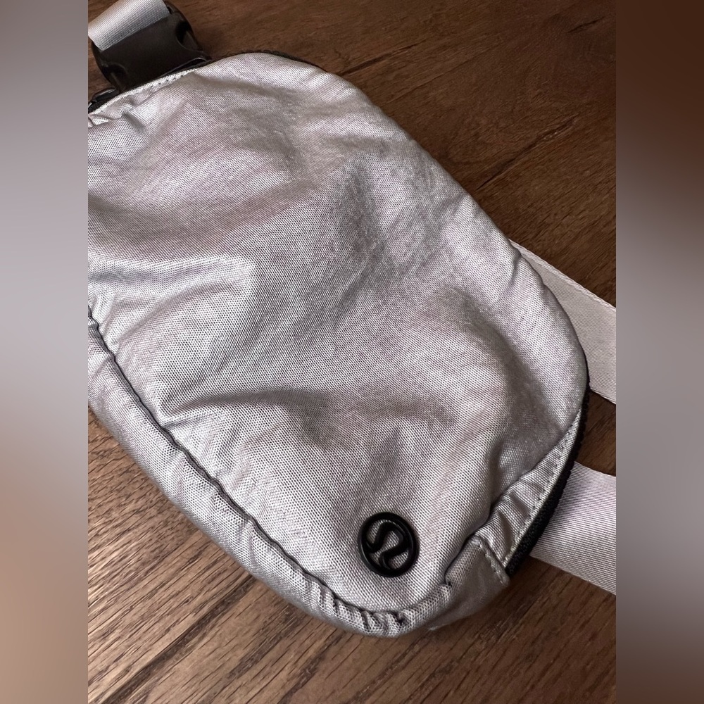 Lululemon Everywhere Belt Bag 1L - METALLIC SILVER